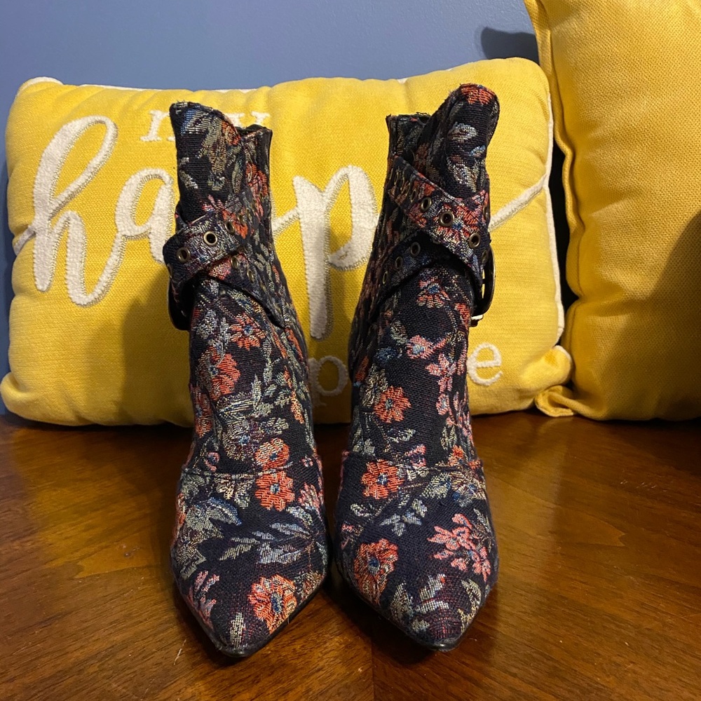 Badgeley Mischka boots